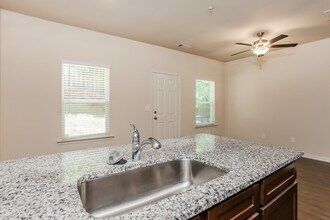 408 Highwood Ln in East Point, GA - Building Photo - Building Photo