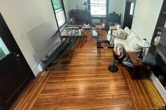 27 Dosoris Way in Glen Cove, NY - Foto de edificio - Building Photo