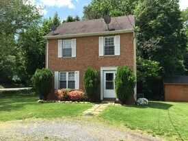 335 Duncan Ave in Front Royal, VA - Building Photo