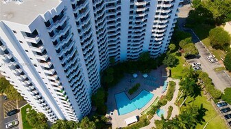 3300 NE 192 St in Aventura, FL - Building Photo