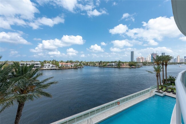 20201 E Country Club Dr, Unit 405 in Aventura, FL - Foto de edificio - Building Photo