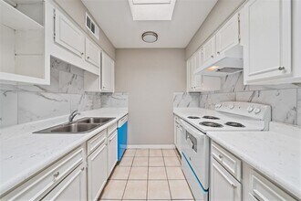 9809 Richmond Ave. in Houston, TX - Building Photo - Building Photo
