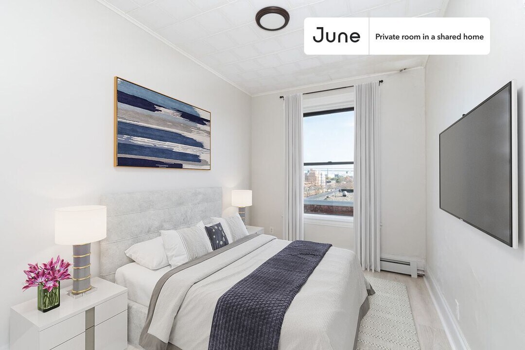 Room in Shared 4 bed/1 bath home in Boston, MA - Building Photo