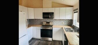 246 W Maple St in Sequim, WA - Building Photo