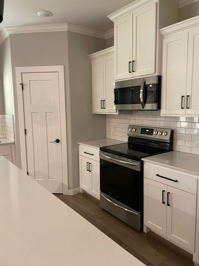 property at 914 Mourning Dove Wy