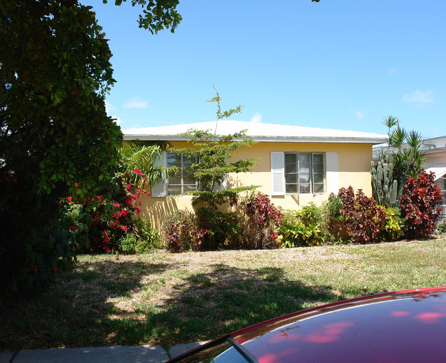 1735 Wiley St in Hollywood, FL - Foto de edificio - Building Photo