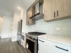 867-867 Morrison Ave in Kelowna, BC - Building Photo - Building Photo