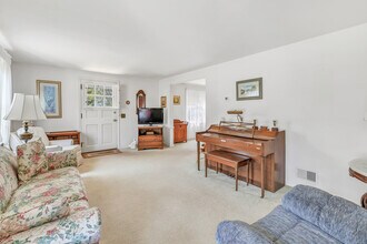 93 Catherine Terrace in Fairfield, CT - Foto de edificio - Building Photo
