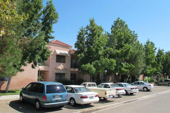 Cedar Town Square in Lancaster, CA - Building Photo - Building Photo