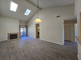 956 Lupine Hills Dr, Unit 53 in Vista, CA - Building Photo