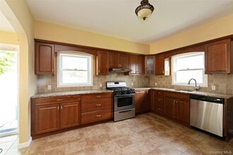 189 Forest Ave in Lynbrook, NY - Building Photo - Building Photo