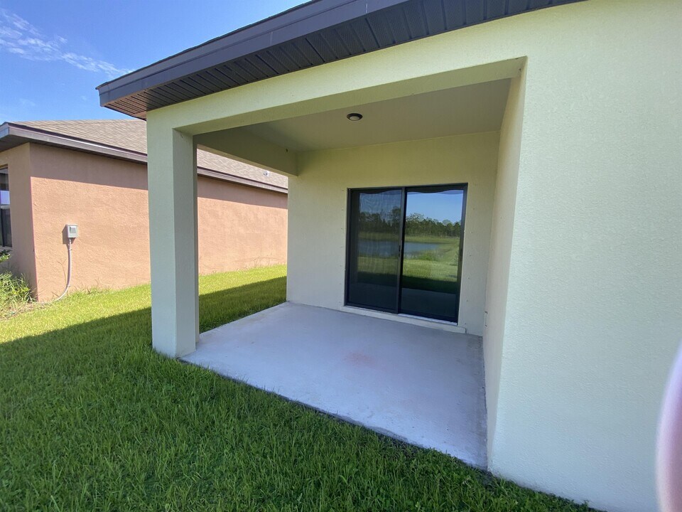 510 Old Country Rd S E in Palm Bay, FL - Building Photo