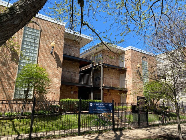 Ravenswood Gardens in Chicago, IL - Building Photo - Building Photo