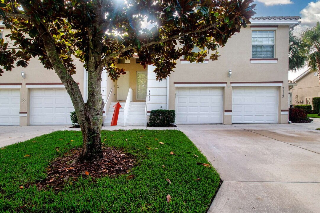7117 Strand Cir in Bradenton, FL - Building Photo