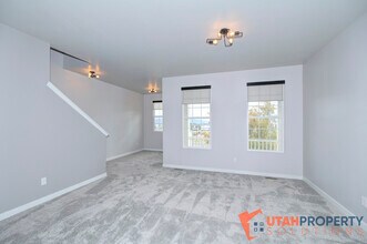 5348 W South Jordan Pky in South Jordan, UT - Foto de edificio - Building Photo