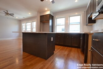 154 Bigelow St, Unit 2 in Boston, MA - Foto de edificio - Building Photo
