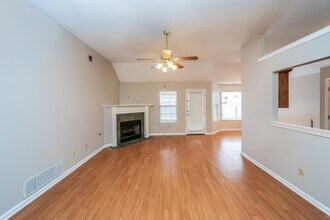 8243 Cross Point Dr in Olive Branch, MS - Foto de edificio - Building Photo