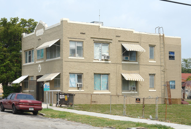 Lingerg Apartments in Miami, FL - Building Photo - Building Photo