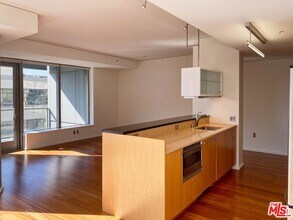 1155 S Grand Ave in Los Angeles, CA - Foto de edificio - Building Photo