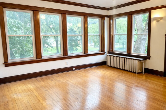 2302 W Sunnyside Ave in Chicago, IL - Building Photo - Building Photo