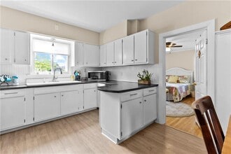 291 Maple Ave in Barrington, RI - Building Photo - Building Photo