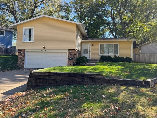 property at 2325 Queens Ct