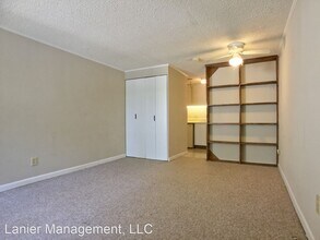 6815 Waters Ave in Savannah, GA - Foto de edificio - Building Photo