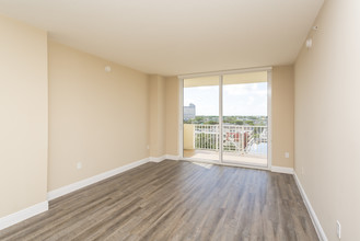 Colony at Dadeland in Miami, FL - Building Photo - Interior Photo