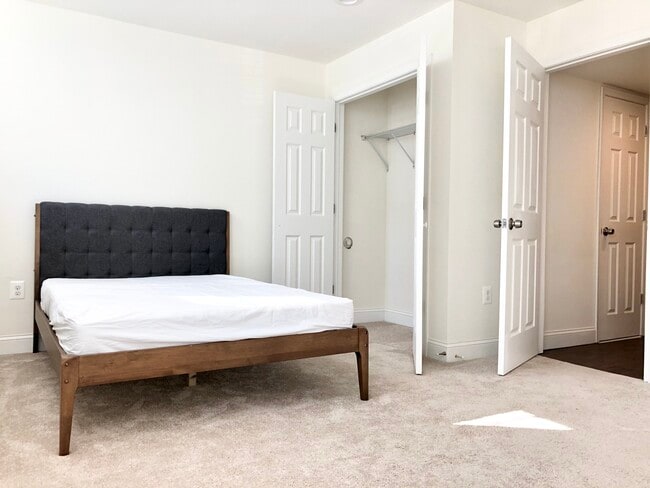 14711 Beaumeadow Dr, Unit Upper Level Room 2 in Centreville, VA - Foto de edificio - Building Photo