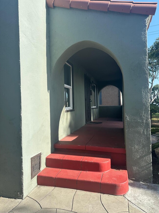 8176 San Vincente Ave in South Gate, CA - Building Photo - Building Photo
