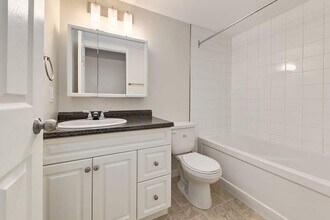 Fairway Plaza in Medicine Hat, AB - Foto de edificio - Building Photo