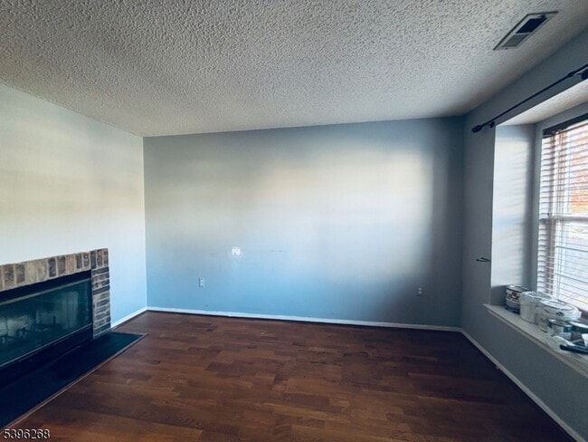 34 Colleen Ct in Kendall Park, NJ - Foto de edificio - Building Photo