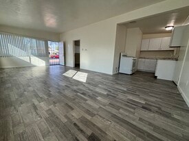 465 W Ramona Dr in Rialto, CA - Building Photo