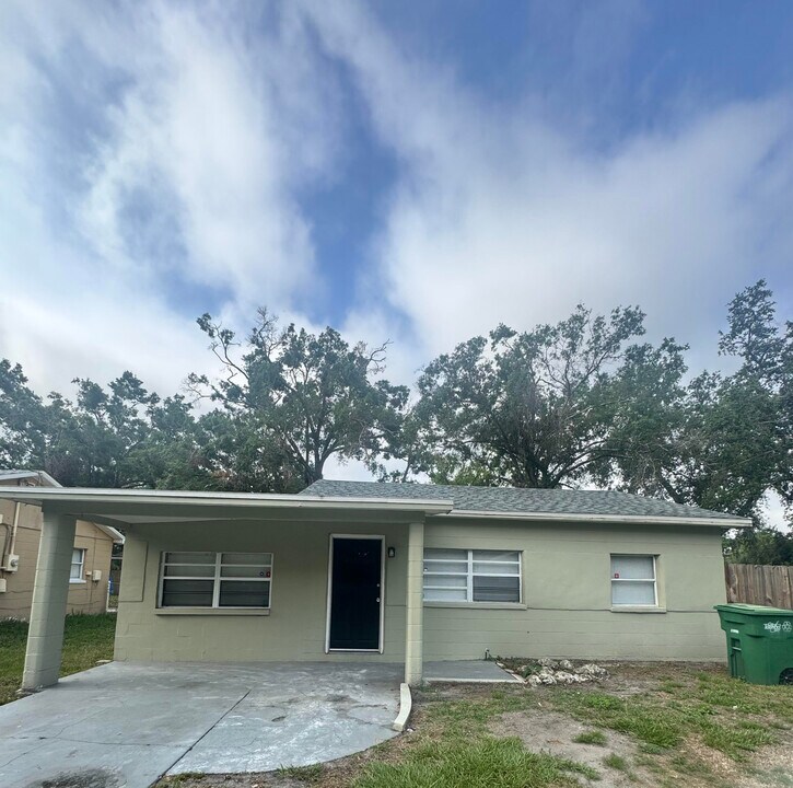 1605 E Maple Ave in Tampa, FL - Building Photo