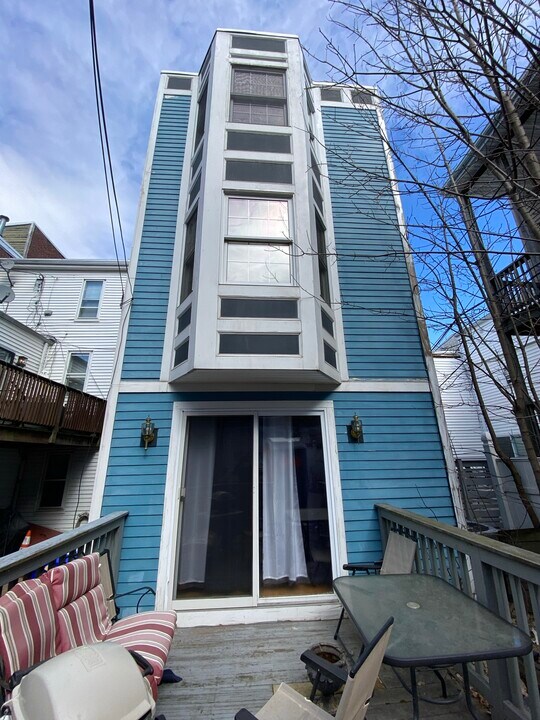 241 W 3rd St, Unit 2 in Boston, MA - Building Photo