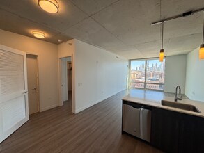 1001 W Chicago Ave in Chicago, IL - Foto de edificio - Building Photo