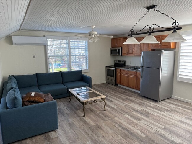 8 Bayvilla Dr in Baytown, TX - Building Photo - Building Photo