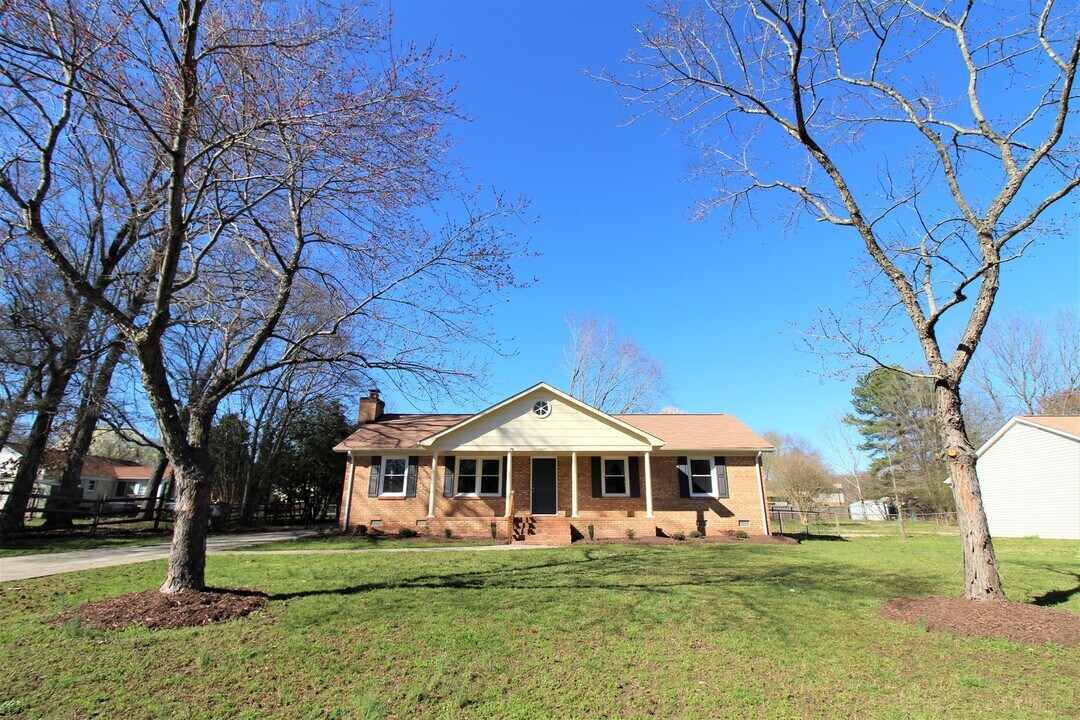 12011 Merriweather Dr in Charlotte, NC - Building Photo