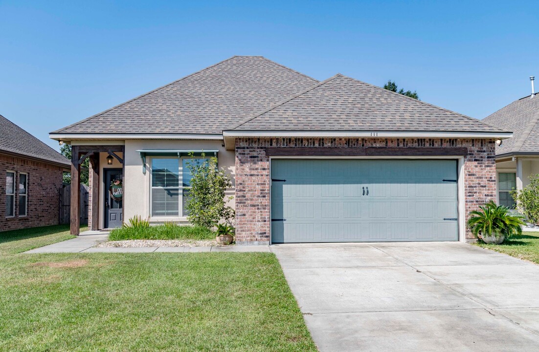 111 Gray Birch Lp in Youngsville, LA - Building Photo