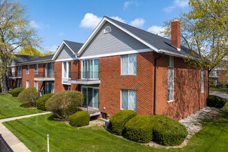 Carriage Hill Apartments - Dearborn Heights, MI in Dearborn Heights, MI - Building Photo - Building Photo
