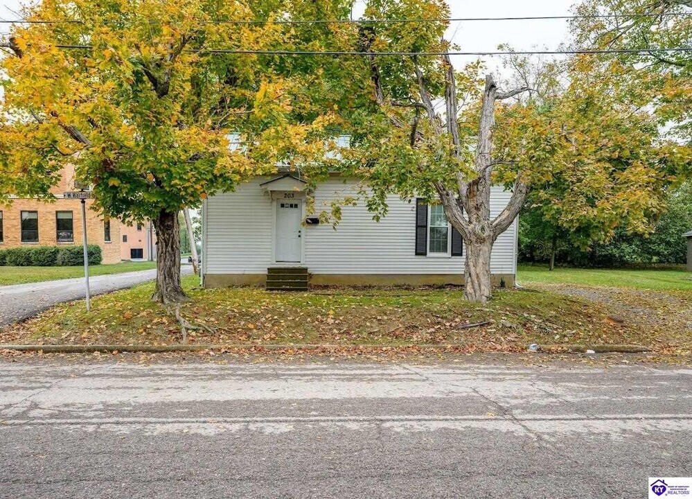 203 W Warfield St in Elizabethtown, KY - Building Photo