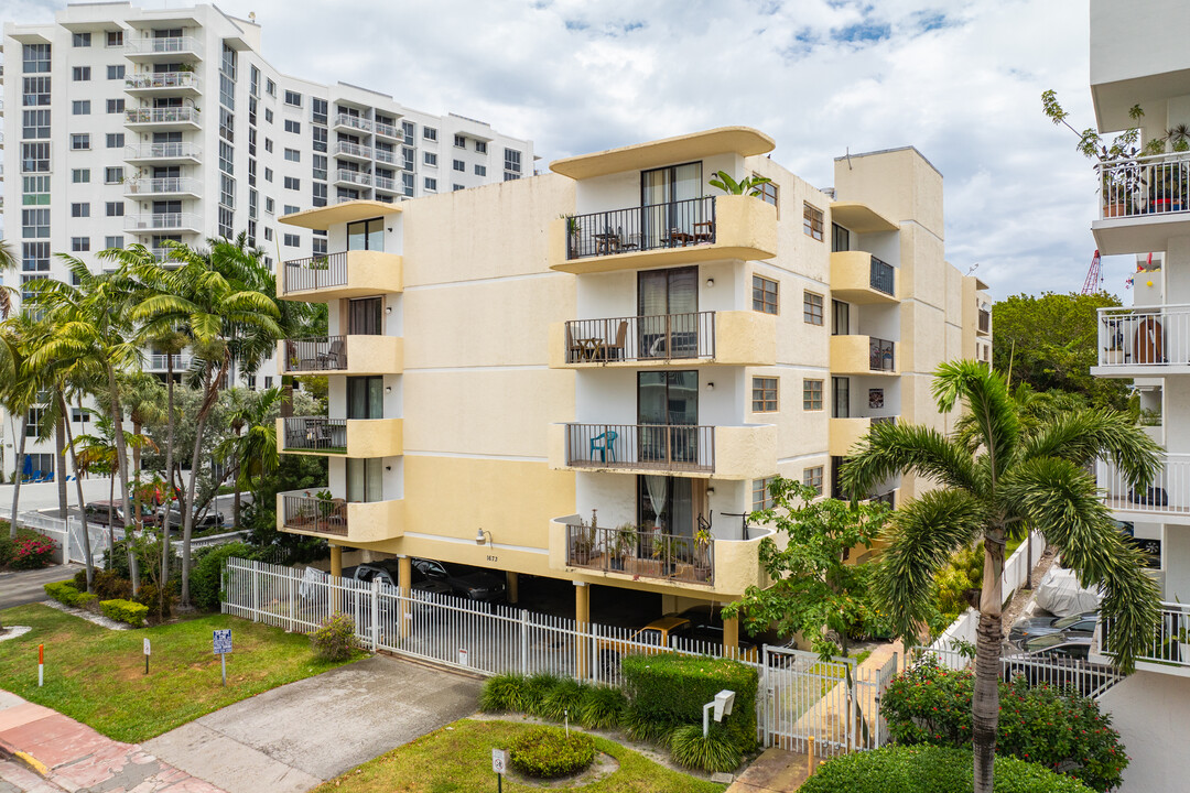 Bayview Gardens in Miami Beach, FL - Building Photo