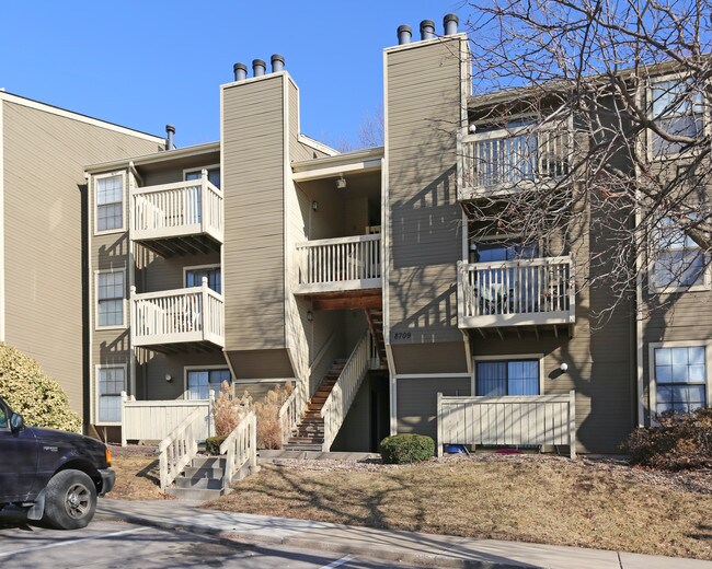 The Retreat at Woodridge Apartments in Lenexa, KS - Building Photo - Building Photo