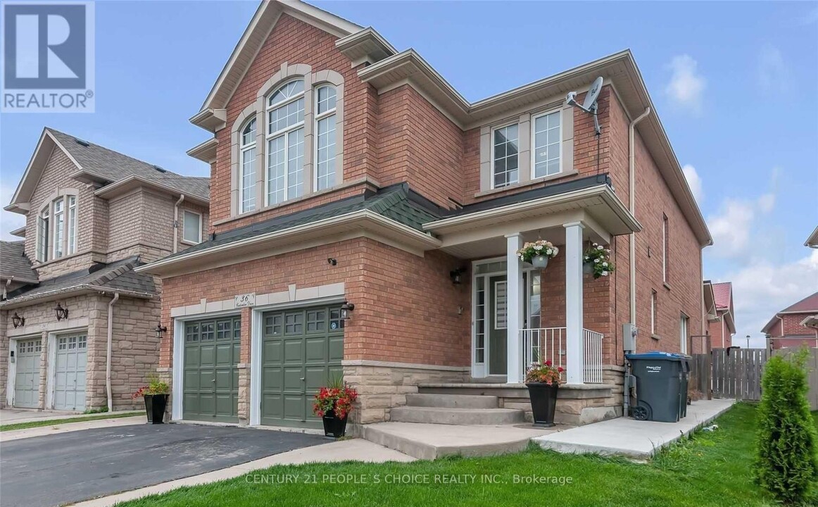 36 Customline Dr in Brampton, ON - Building Photo