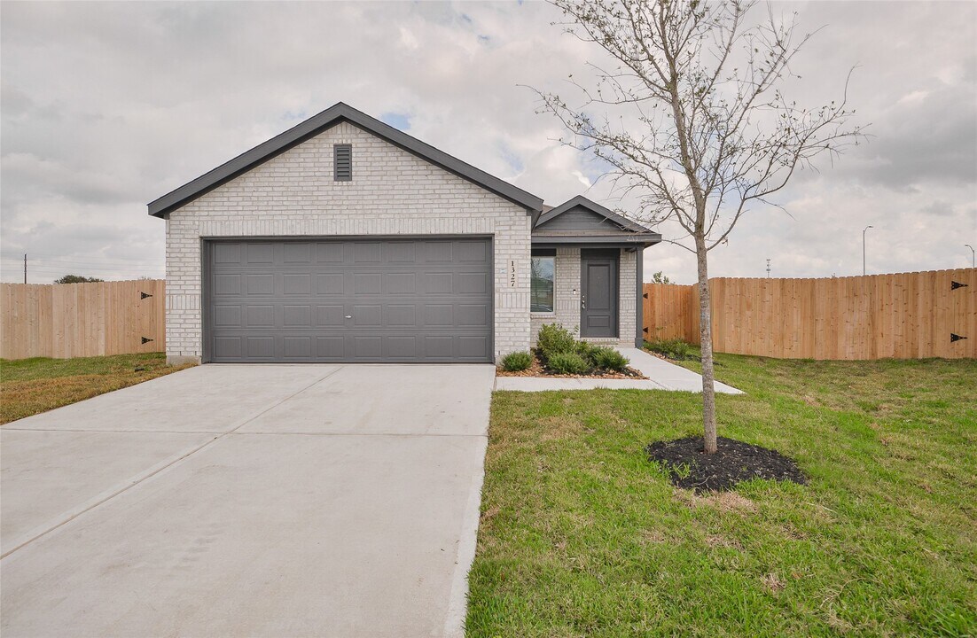 1327 Tanner Dell Dr in Crosby, TX - Building Photo