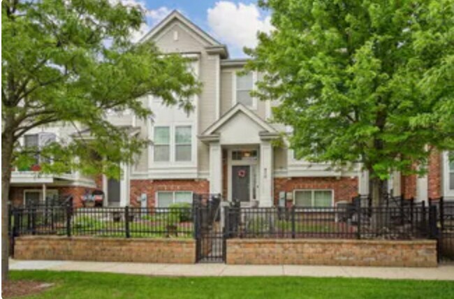 475 Plaza Pl in Aurora, IL - Foto de edificio