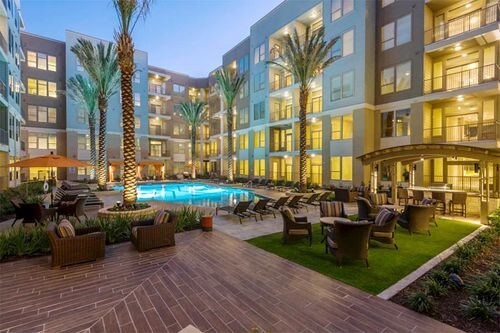 70 E Briar Hollow Ln in Houston, TX - Building Photo