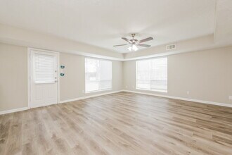 4911 Larksong Ln in Spring, TX - Foto de edificio - Building Photo