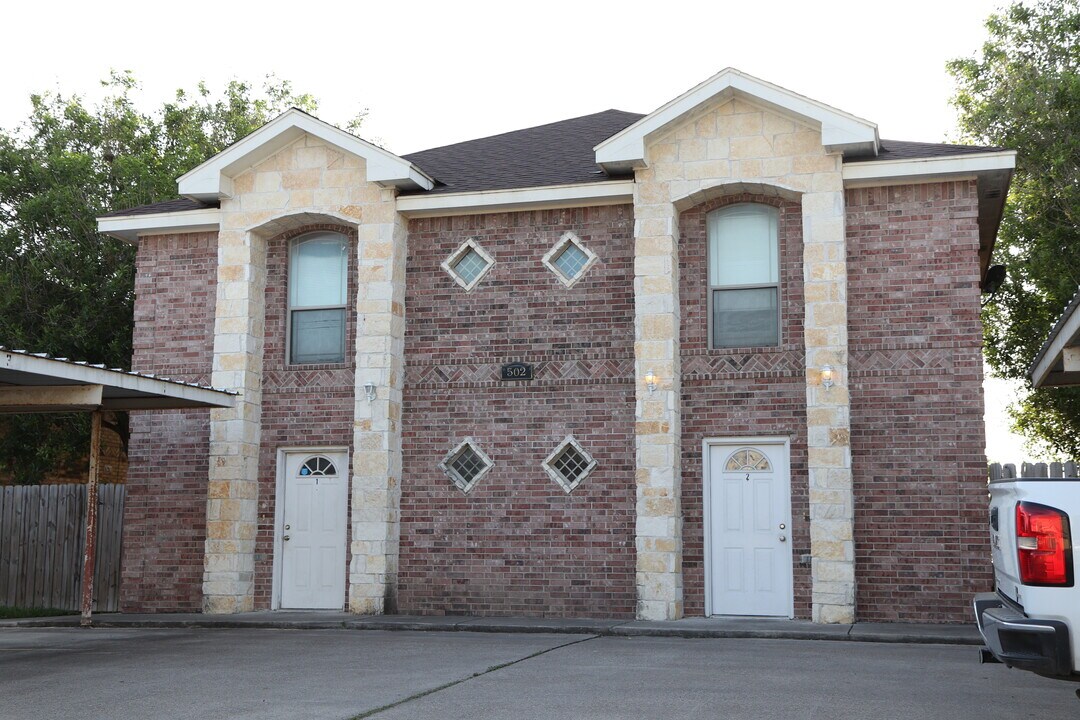 502 Rock Cir, Unit 2 in Harlingen, TX - Building Photo