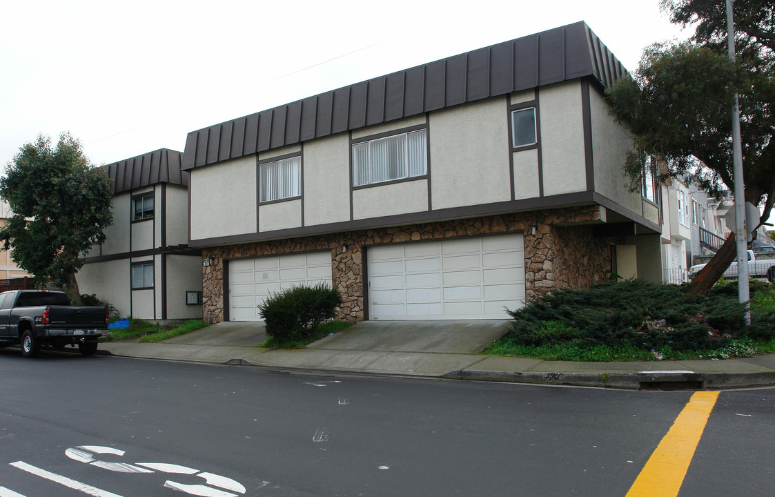 220-240 Byrne St in Daly City, CA - Building Photo